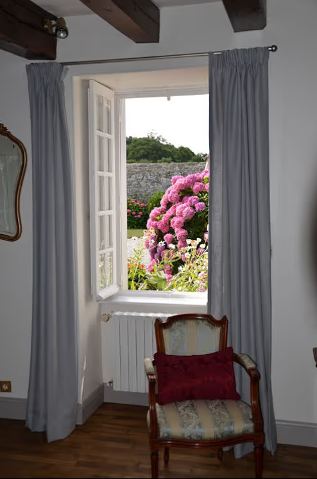 Chambre de plain-pied pour 2 à 3 personnes, avec bureau, TV et salle d'eau communicante aménagée PMR