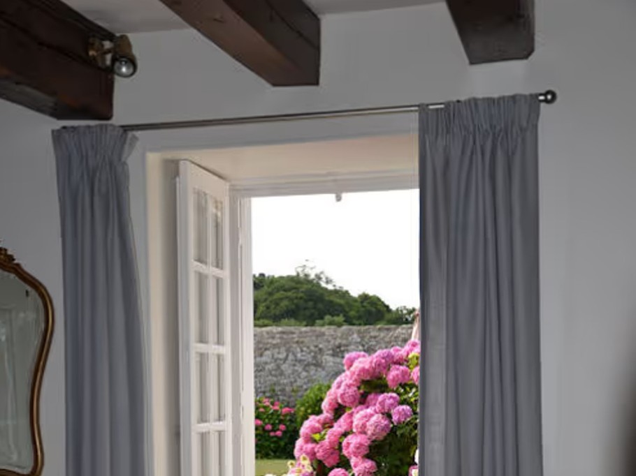 Chambre de plain-pied pour 2 à 3 personnes, avec bureau, TV et salle d'eau communicante aménagée PMR