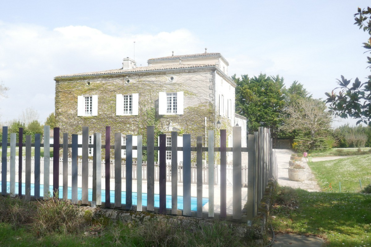La piscine partagée Le Clos de Bellevue gîte pour 4 à 6 personnes en Charente maritime
