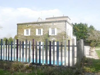 La piscine partagée Le Clos de Bellevue gîte pour 4 à 6 personnes en Charente maritime