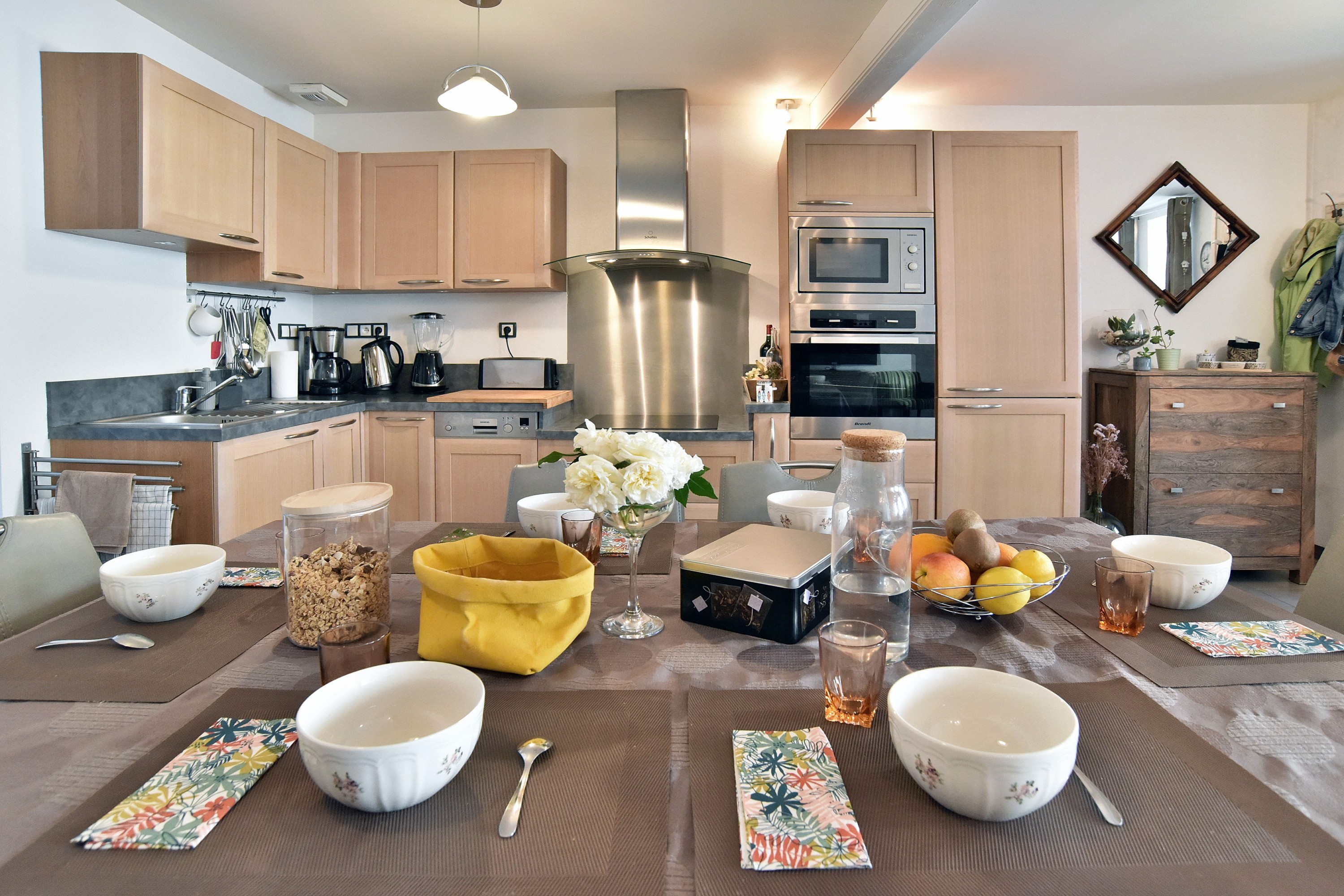 Pièce de vie au RDC avec espaces cuisine toute équipée, salon avec TV et wifi et séjour.