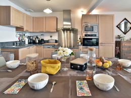 Pièce de vie au RDC avec espaces cuisine toute équipée, salon avec TV et wifi et séjour.