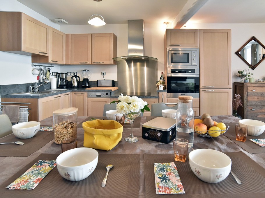 Pièce de vie au RDC avec espaces cuisine toute équipée, salon avec TV et wifi et séjour.