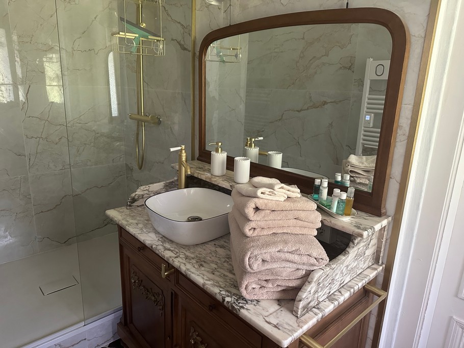 Bathroom at Le Domaine de la Bergerie guesthouse, Lapugnoy, Pas-de-Calais