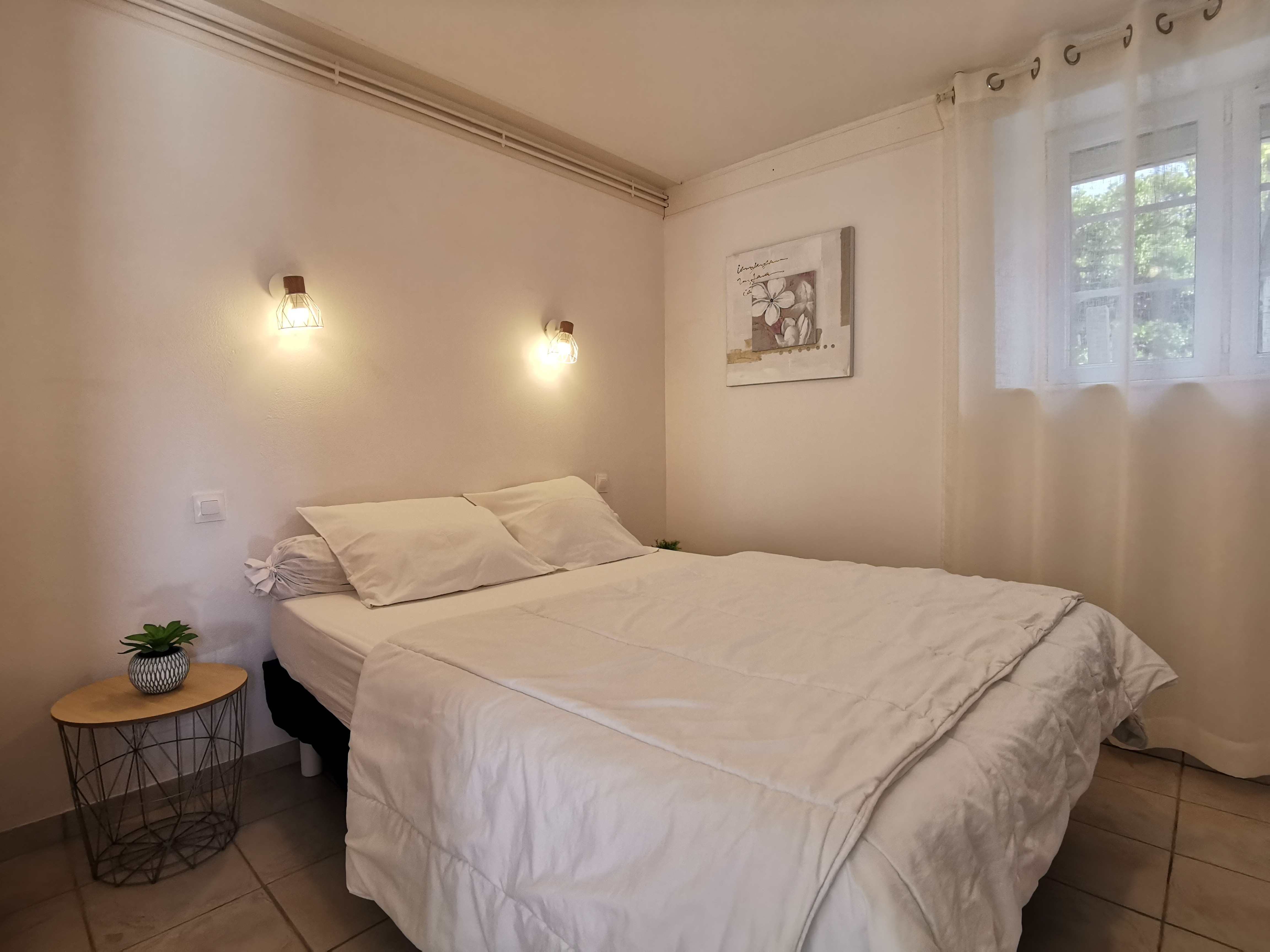 Une chambre avec 1 lit 140 et lavabo