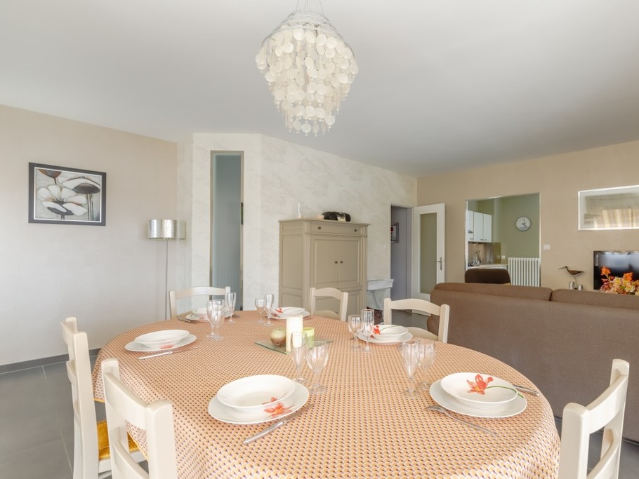 Séjour salon avec les accès aux chambres et cuisine