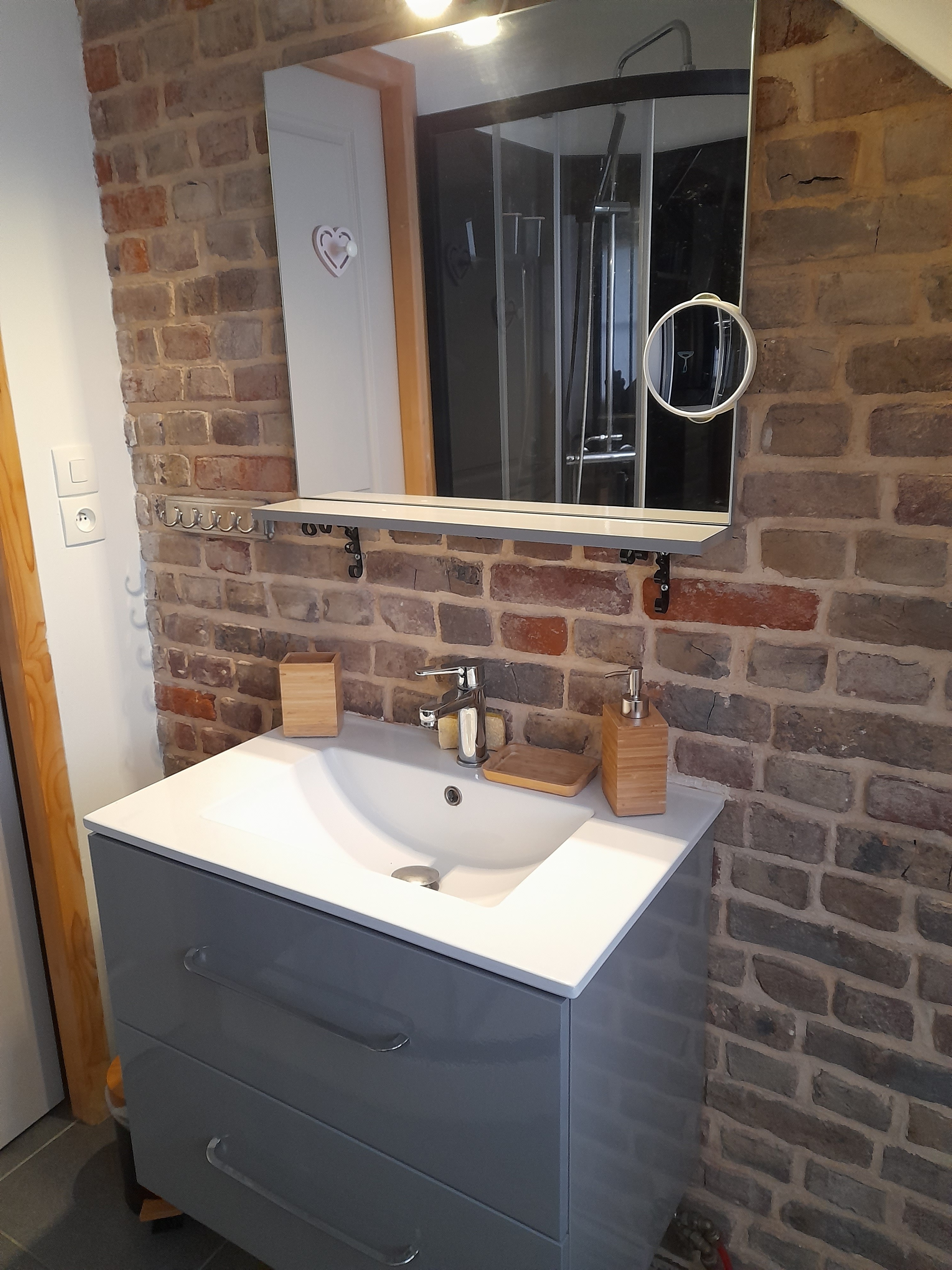 la salle de douche du  pigeonnier