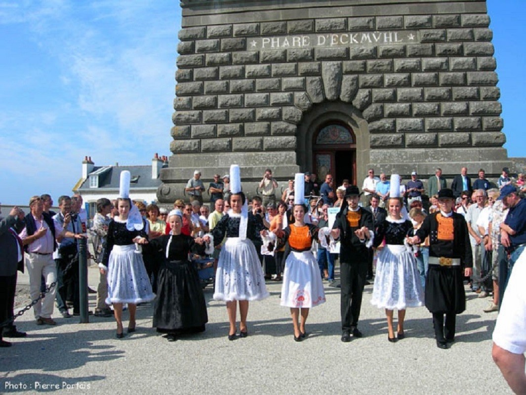 Cercle celtique bigouden devant le pahe d'eckmühl à Penmarc'h