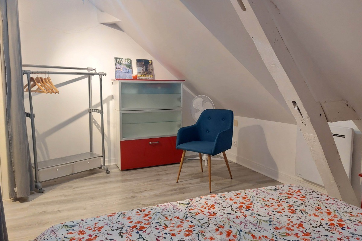 Nécessaire de vaisselle pour 2 personnes, ustensiles de cuisine et électroménagers pour la préparation de vos petits-déjeuners et repas. ©M. Pellerin