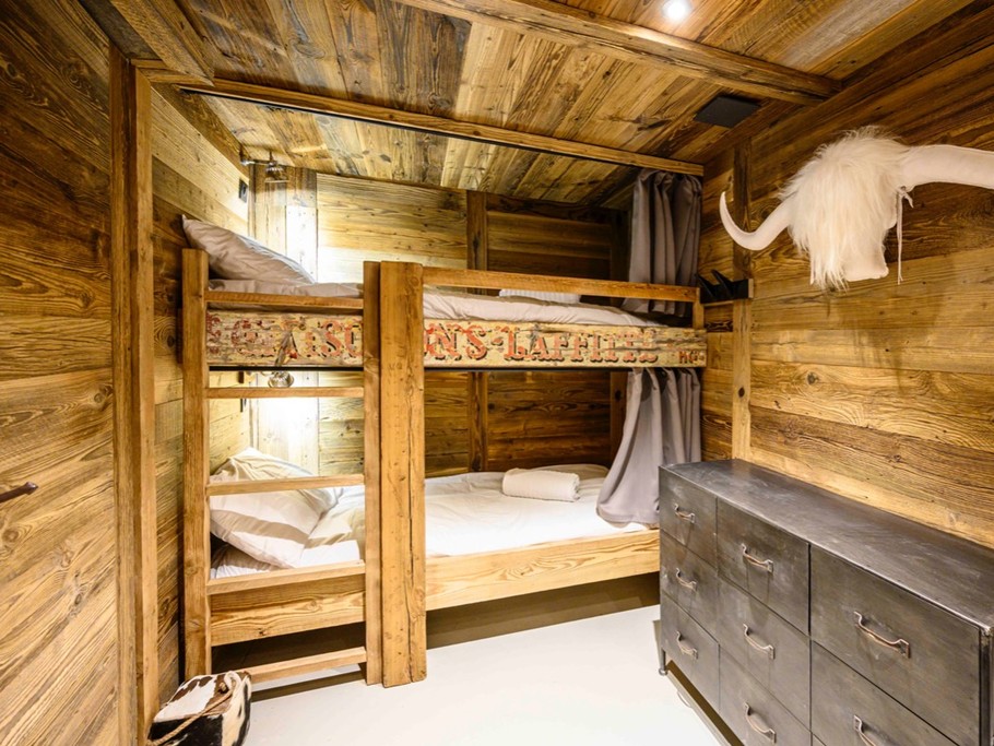 Le coin montagne avec son lit superposé, ses rangements et un lavabo en face.