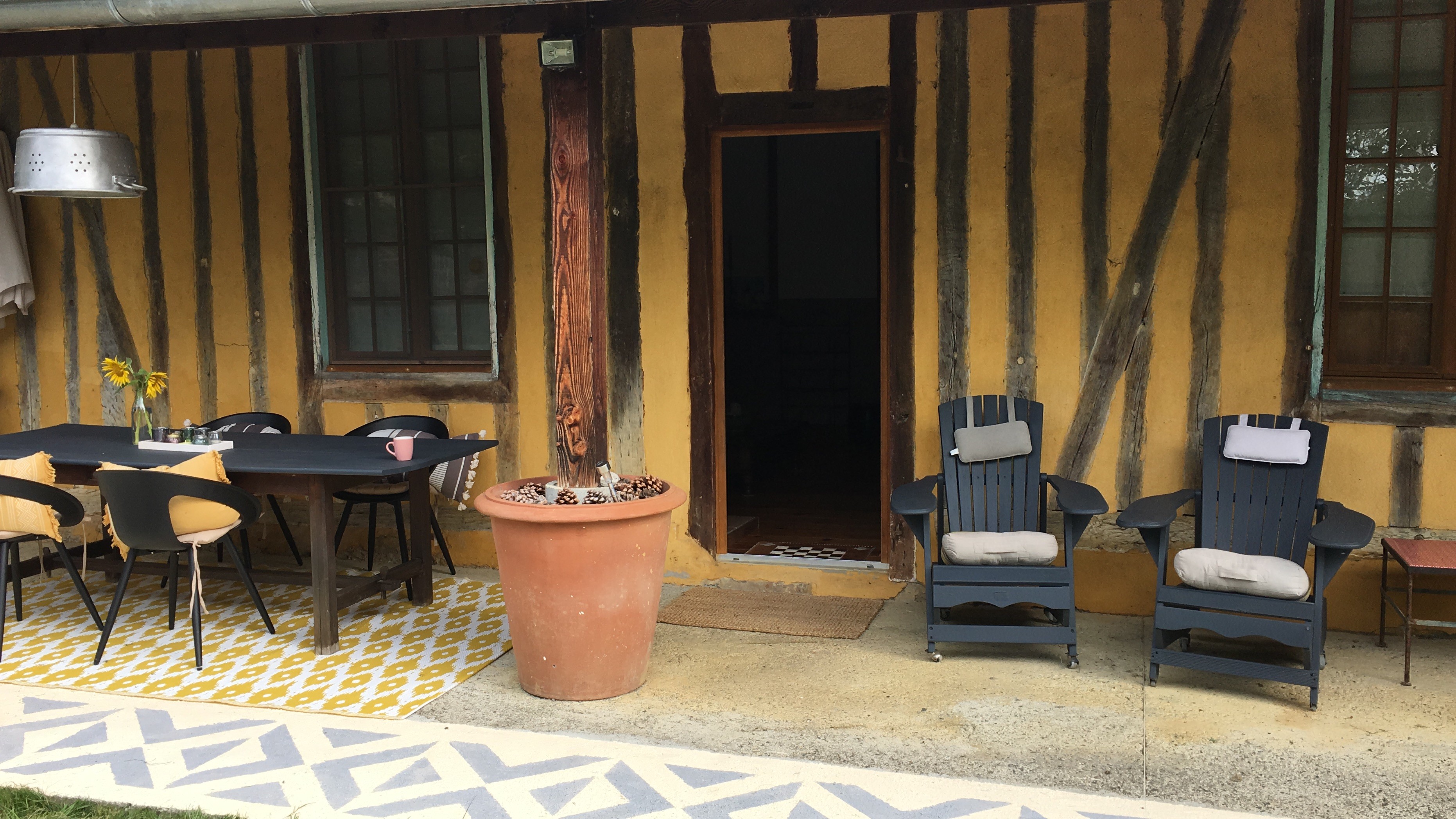 Separate entrance to the Gascogne room with table under the covered terrace