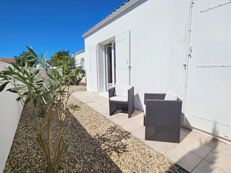 On the side of the house Les Trémières with its terrace for 2 bedrooms