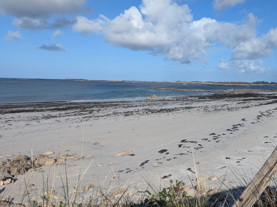 Grande plage de sable blanc à St-Pabu