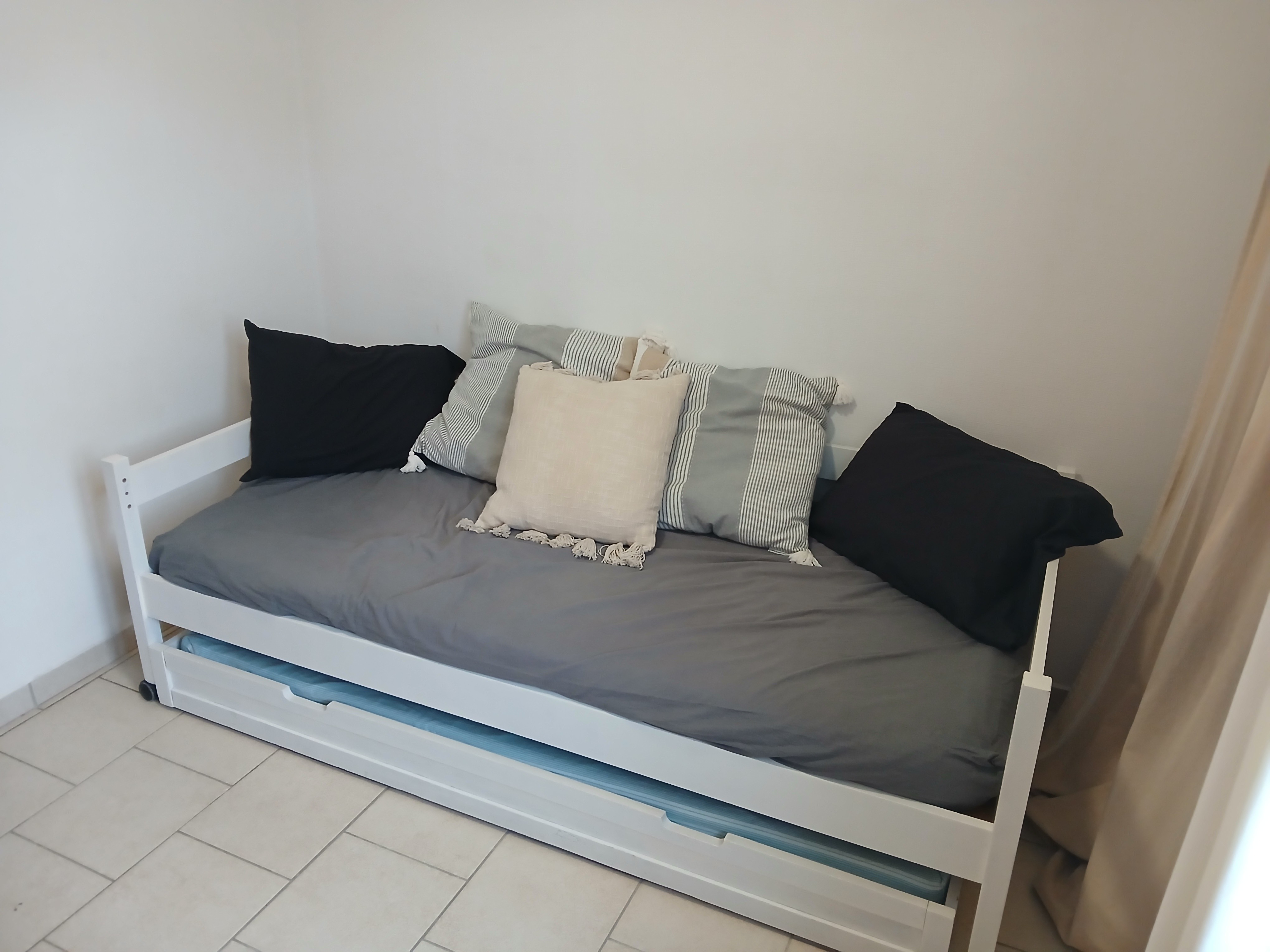 Room with 2 single beds (90cm)