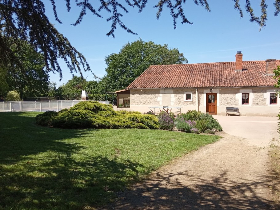 L'entrée du Gîte Rhapsody avec sa cour