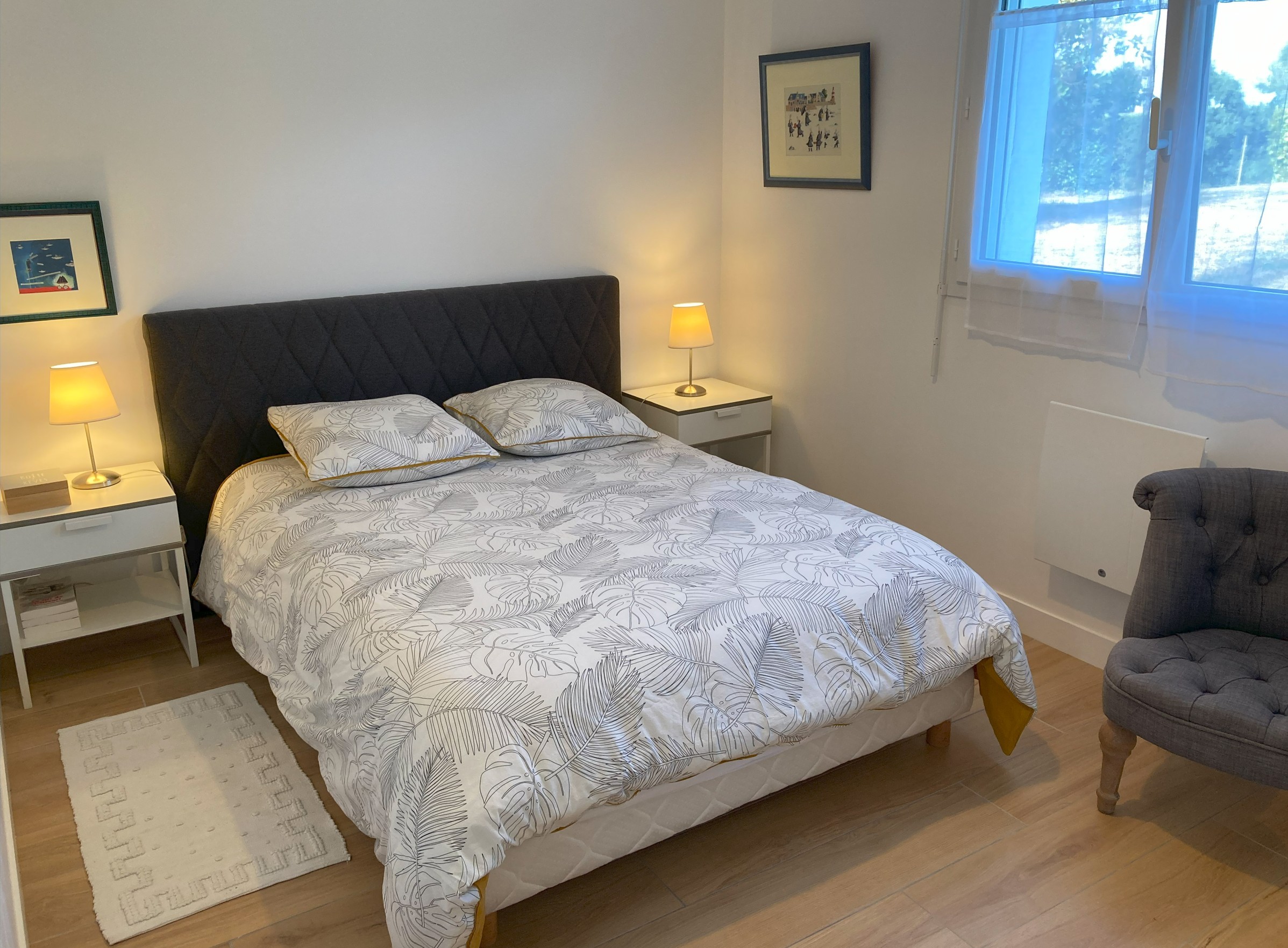 Une chambre avec un lit de 140