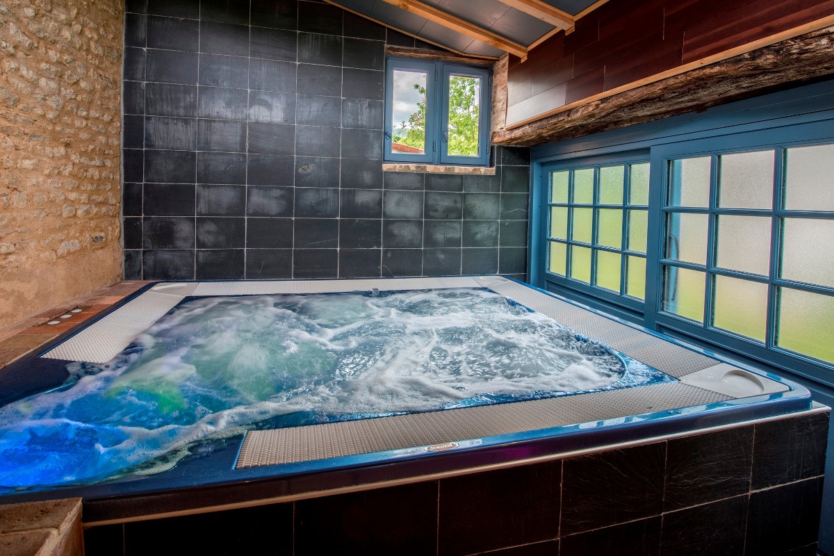 Spa privatif avec jacuzzi d'exception de marque Jacuzzi