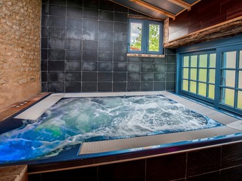 Spa privatif avec jacuzzi d'exception de marque Jacuzzi