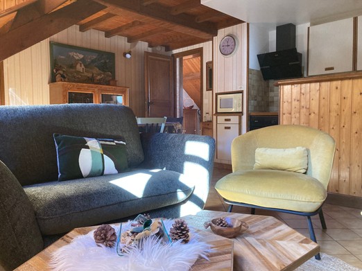 A cosy, recently refurbished lounge area with mountain views, south-facing, this is the ideal flat for feeling good, without stress.