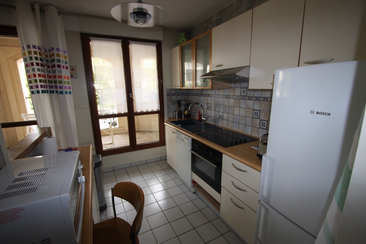 Cuisine équipée avec vue sur loggia