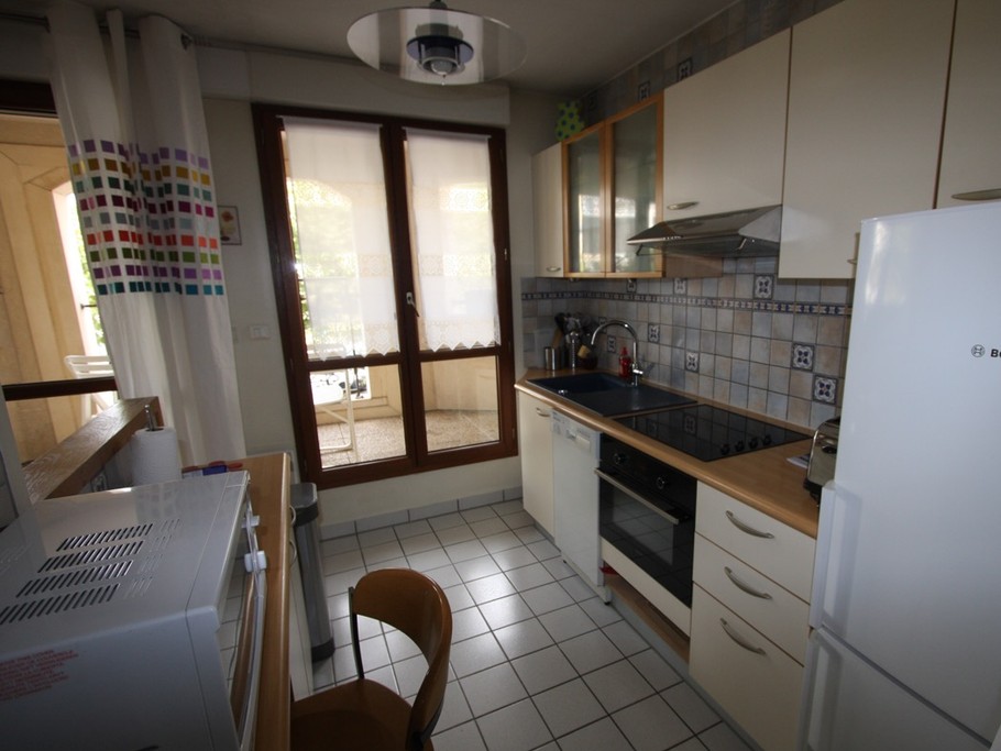 Cuisine équipée avec vue sur loggia