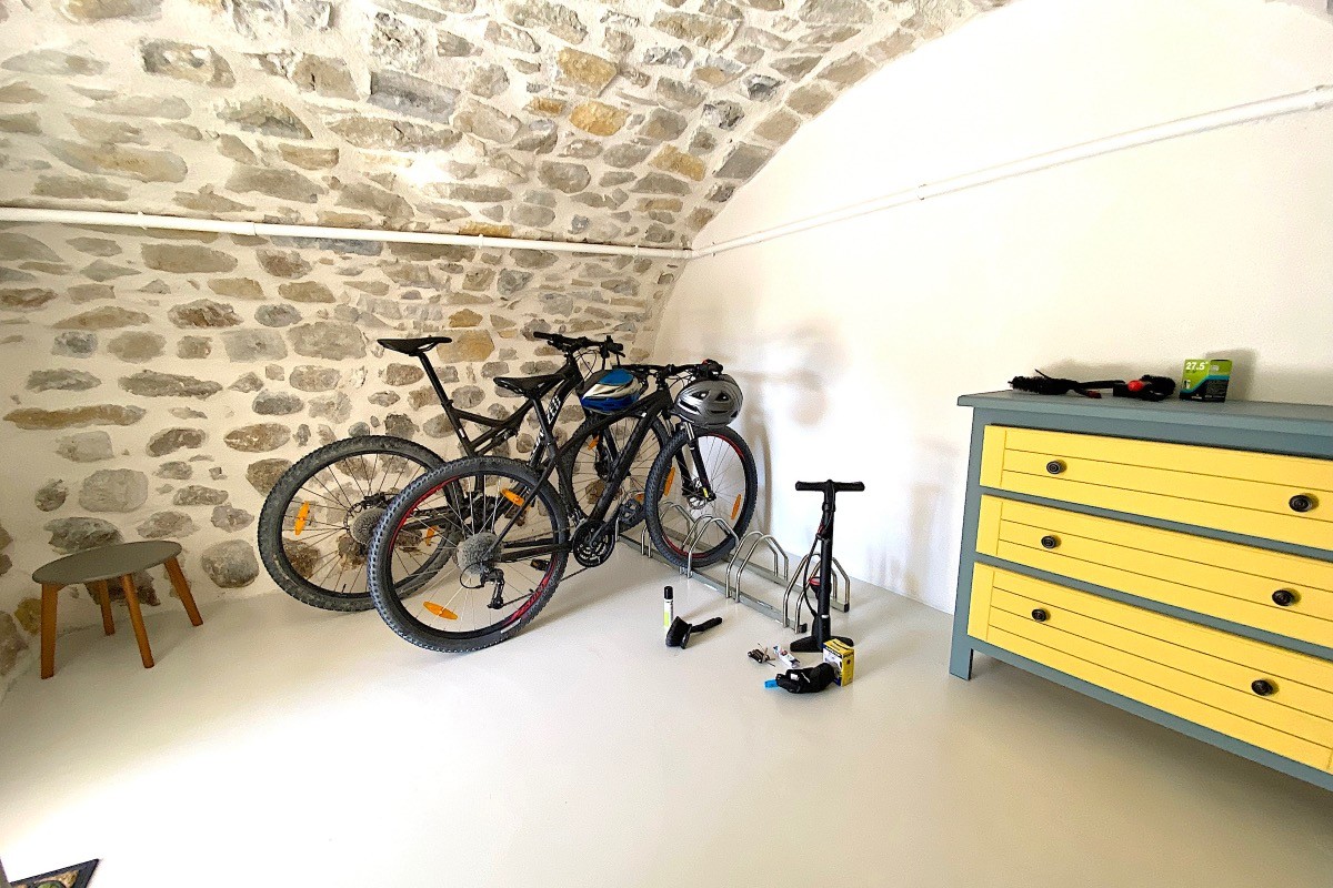 Local fermé pour stocker vos vélos. A disposition, une pompe et un kit de réparation de chambre à air.