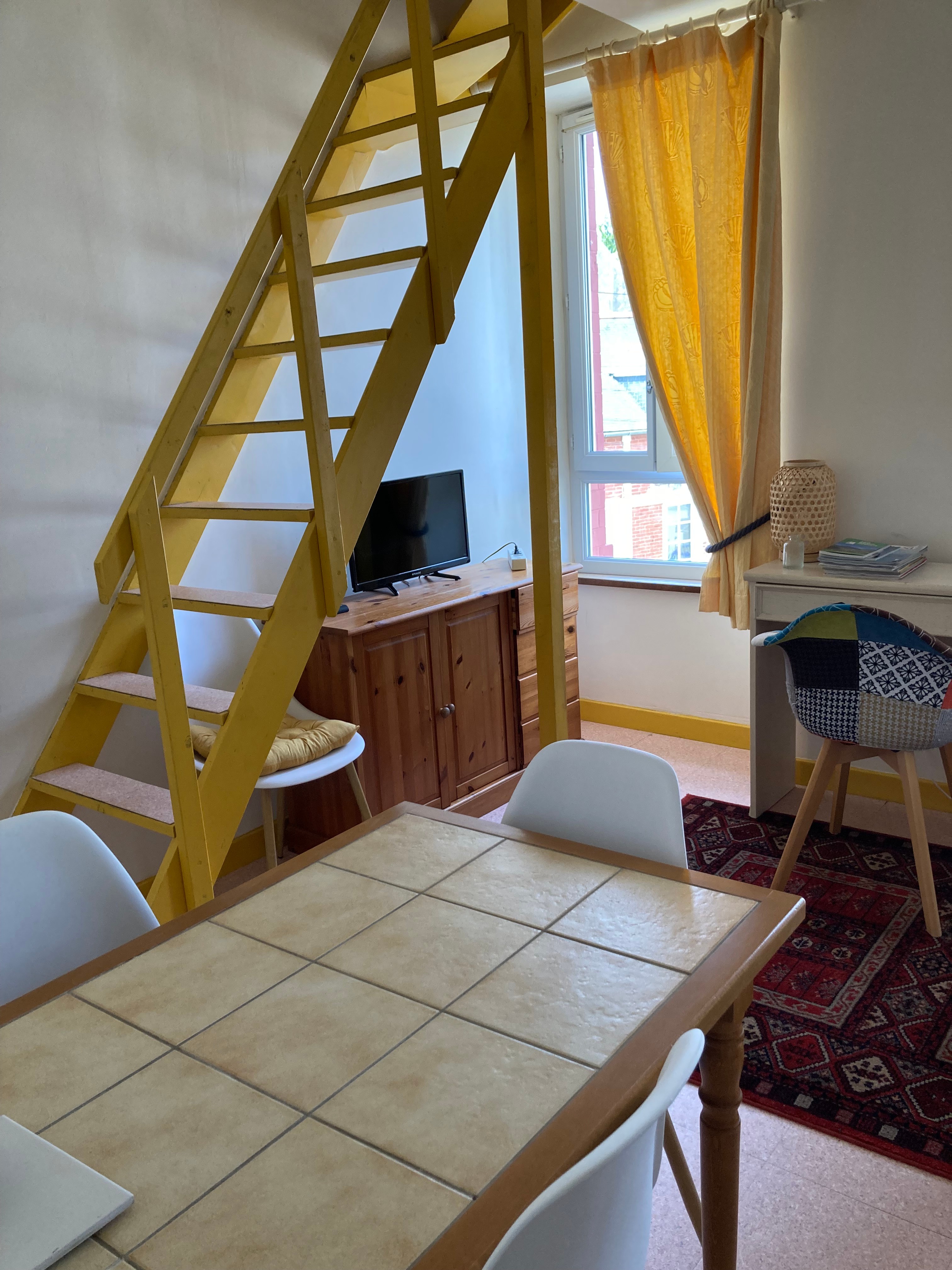 Escalier de meunier avec rampe qui mène à l’étage