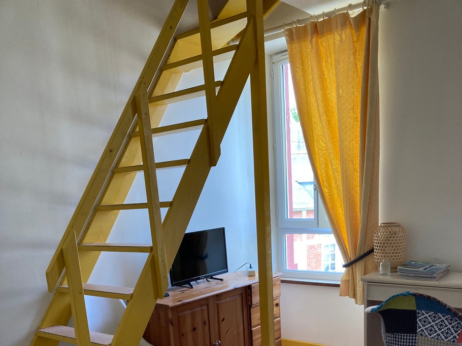 Escalier de meunier avec rampe qui mène à l’étage