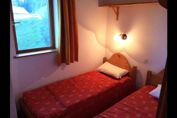 Une deuxième chambre avec 2 lits simples - l'accès aux sanitaires se fait dans la salle de bain séparée