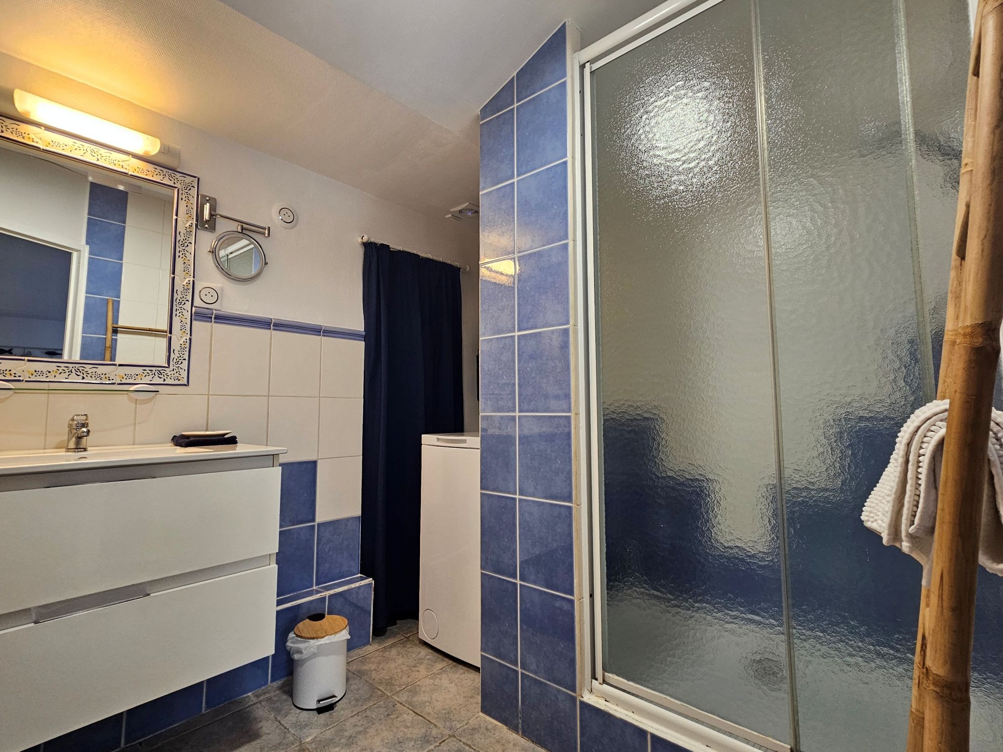 salle d'eau du cottage étang Salé avec lave-linge en Charente maritime