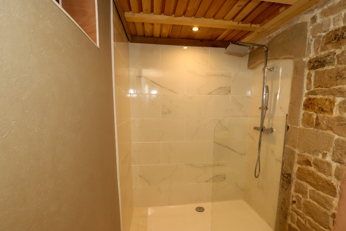 Salle d'eau + wc dans la Chambre Pierre - L'Hôtel Enfoncée Chambres et Table d'hôtes Le Val d'Ajol
