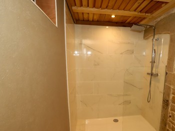 Salle d'eau + wc dans la Chambre Pierre - L'Hôtel Enfoncée Chambres et Table d'hôtes Le Val d'Ajol