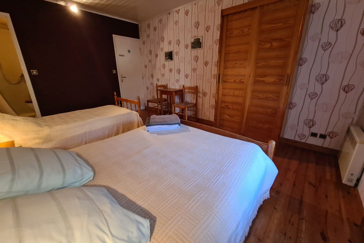 Chambre pour 3 personnes Le Logis des Granges, avec sa salle d'eau individuelle près de Surgères en Charente maritime