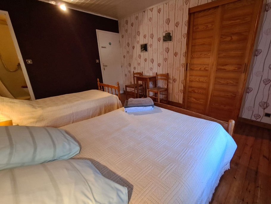 Chambre pour 3 personnes Le Logis des Granges, avec sa salle d'eau individuelle près de Surgères en Charente maritime