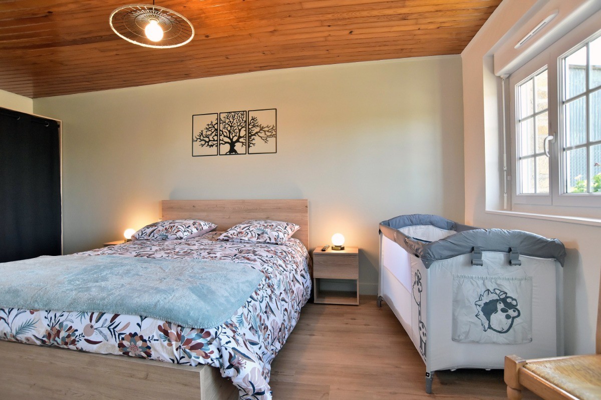 Chambre spacieuse de 16,5 m² avec lit grande dimension (160 x 200 cm), dressing. Lit bébé sur demande et chauffeuse pour 1 personne.
