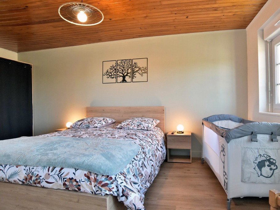 Chambre spacieuse de 16,5 m² avec lit grande dimension (160 x 200 cm), dressing. Lit bébé sur demande et chauffeuse pour 1 personne.