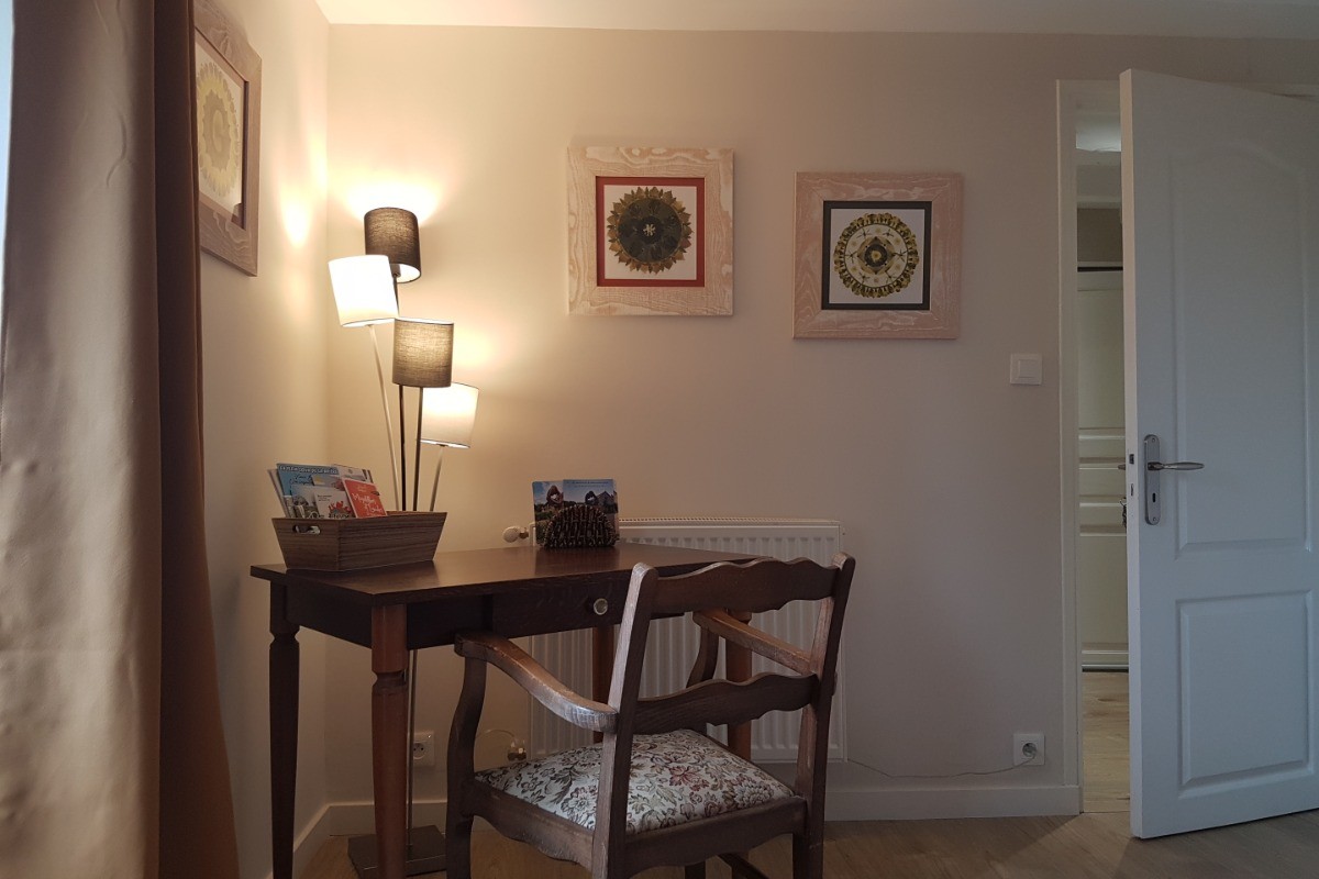Chambre pour 2 personnes avec penderie et bureau avec chaise (lit 140 cm).