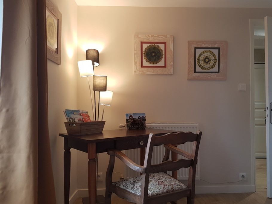 Chambre Côté Cour pour 2 personnes avec penderie et bureau avec chaise (lit 140 cm).