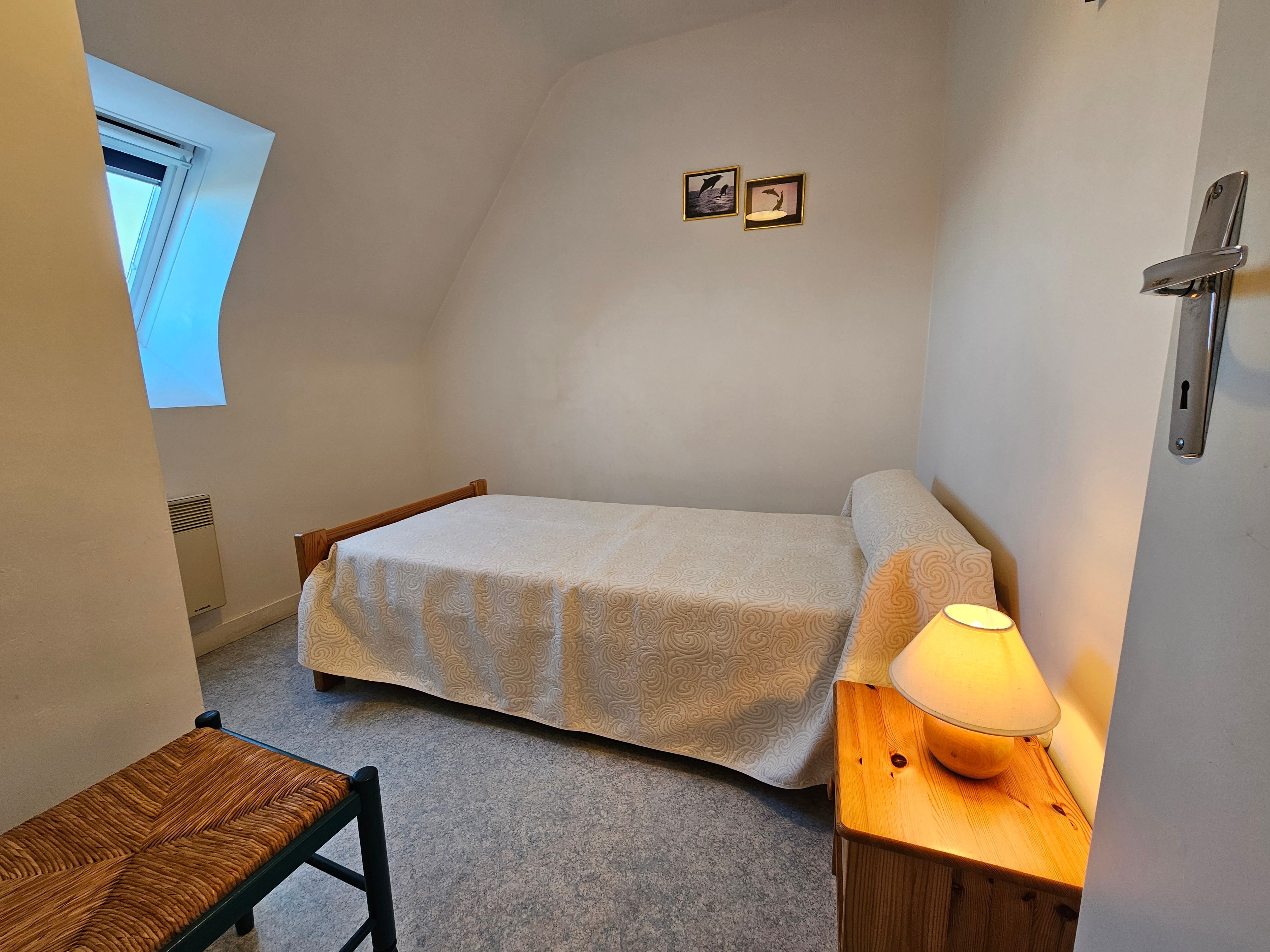 Petite chambre indépendante pour 1 personne avec  1 lit 90x190 cm, dressing et chaise.