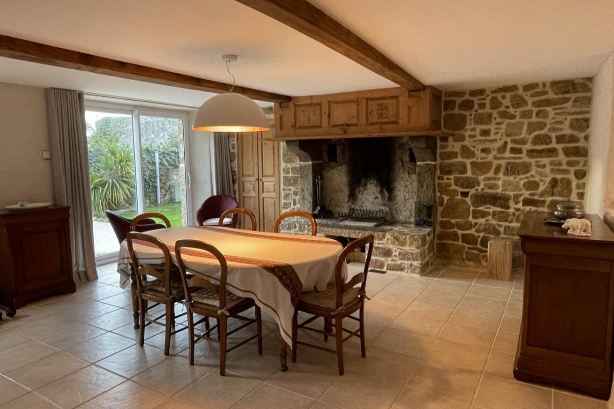 Salle à manger vue depuis la cuisine semi-ouverte