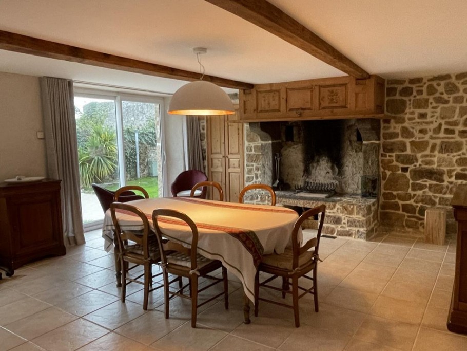 Salle à manger vue depuis la cuisine semi-ouverte