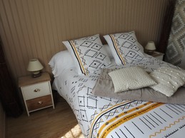 Chambre avec lit 140x190 donnant sur la terrasse - vue sur le lac