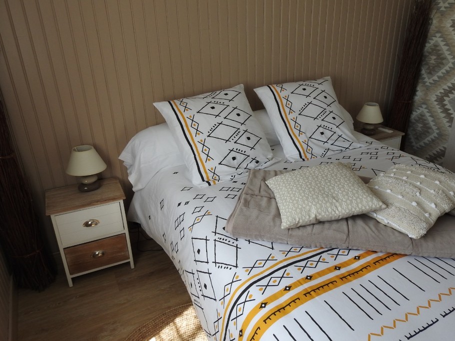 Chambre avec lit 140x190 donnant sur la terrasse - vue sur le lac