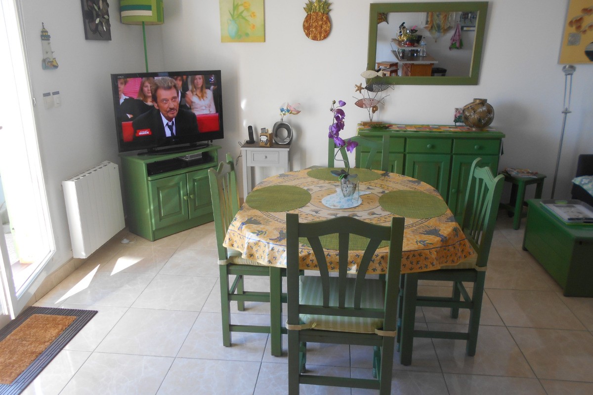 TV 86cm avec décodeur 170 chaines