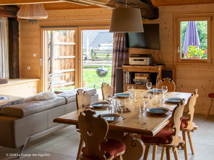 Une grande table pour les repas