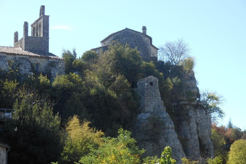 Eglise romane  Marie-Madeleine et son clocher à peigne