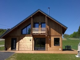 Chalet Au Pied du Kemberg - terrasse bois 65 m² salon de jardin, transats et barbecue.