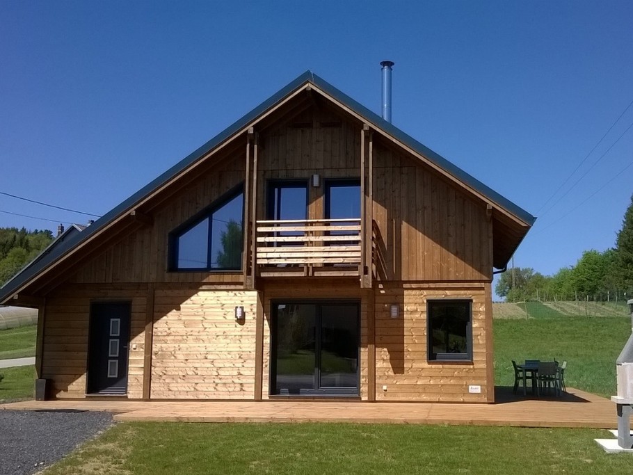 Chalet Au Pied du Kemberg - terrasse bois 65 m² salon de jardin, transats et barbecue.