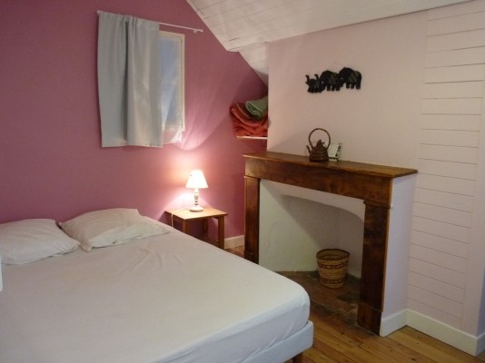 chambre rose 140 cm avec douche et lavabos