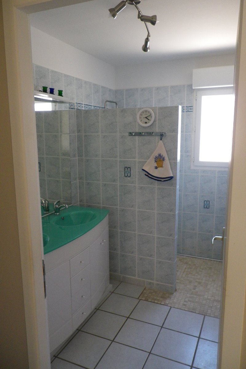 Salle de bain avec douche à l'italienne et doubles vasques